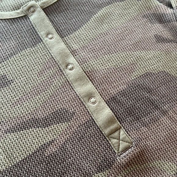 NWT Splendid Waffle Knit Long Sleeve Thermal Camo Henley Green Various Sizes - Picture 5 of 8